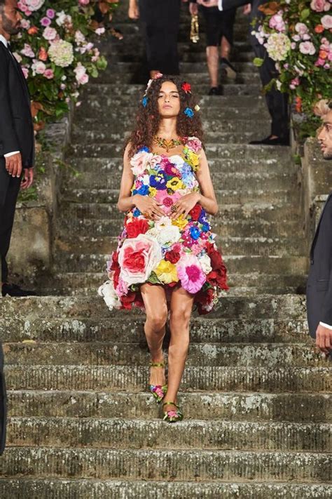 I vestiti di Dolce & Gabbana Alta Moda 2021 sfilano a Firenze